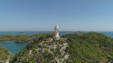 Denizde bir sürü ada. Filipinler.