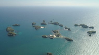 Denizde bir sürü ada. Filipinler.