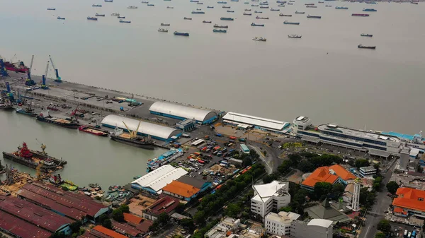 Puerto marítimo de carga y pasajeros en Surabaya, Java, Indonesia — Foto de Stock