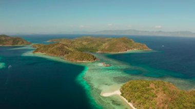 Kumlu plajlı tropik ada, Filipinler, Palawan