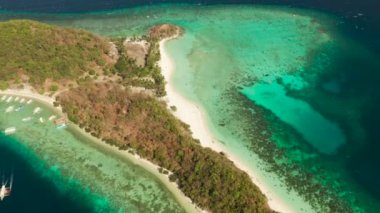 Beyaz kumlu sahili olan Torpikal bir ada..
