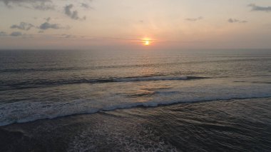 Denizin üzerinde gün batımı