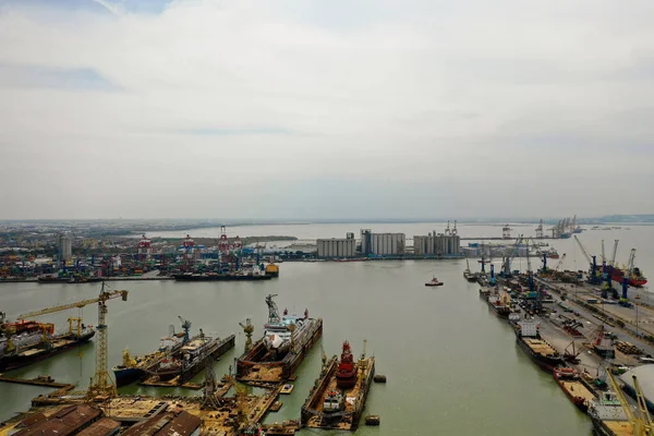 Porto de carga e passageiros em surabaya, java, indonésia — Fotografia de Stock