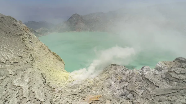 Paysage de montagne avec lac de cratère — Photo