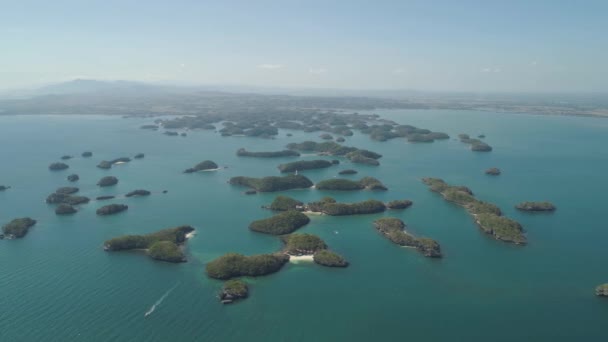 Denizde bir sürü ada. Filipinler. — Stok video