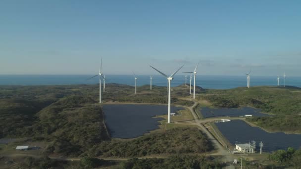 Solar Farm dengan Windmills. Filipina, Luzon — Stok Video