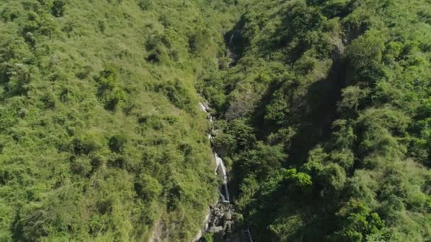 Waterval in de bergen. — Stockvideo