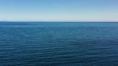 Mavi deniz ve gökyüzü bulutlu, dron manzaralı..