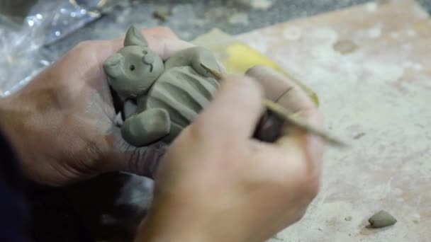 As mãos das crianças esculpir artesanato de argila. — Vídeo de Stock