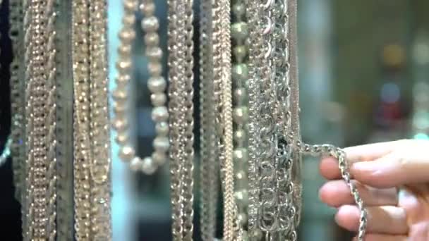 Ženské prsty vybírající šperky. — Stock video