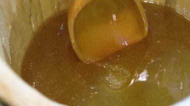 Kovaya damlayan bal.