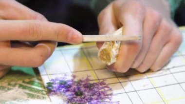 Atölyede mineral taşı işleniyor