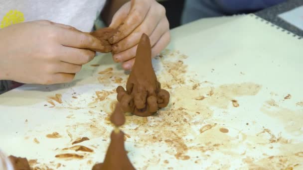 Les mains des enfants sculptent l'artisanat de l'argile . — Video