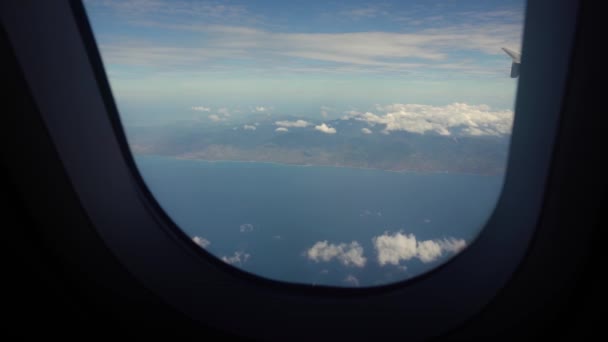 Vista de uma janela de avião no oceano. — Vídeo de Stock