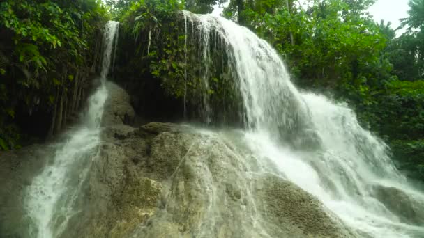 Bela cachoeira tropical Filipinas, Cebu — Vídeo de Stock