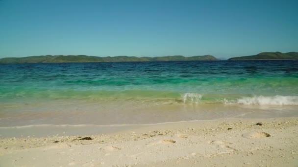 Seascape com praia tropical e mar. — Vídeo de Stock