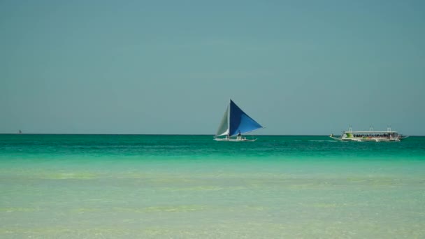 Zeiljacht in blauwe zee. Boracay eiland Filippijnen. — Stockvideo