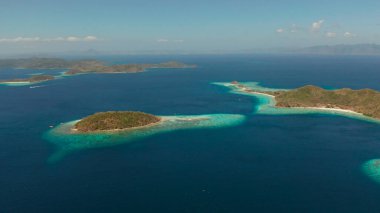 Kumlu plajlı tropik ada, Filipinler, Palawan