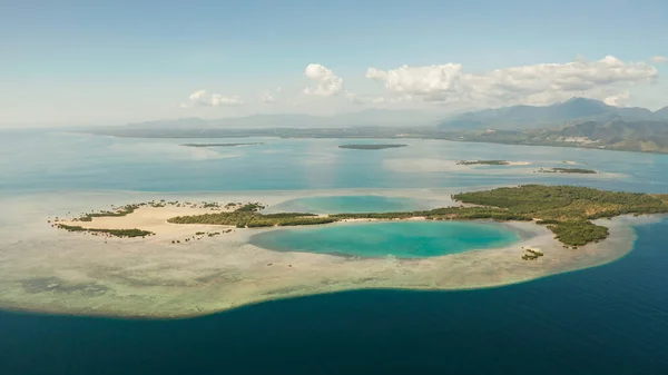 Baía com ilhas tropicais e recifes de coral.. Palawan, Filipinas — Fotografia de Stock