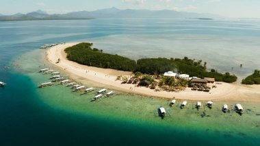 Kumlu bir tropik ada. Palawan, Filipinler