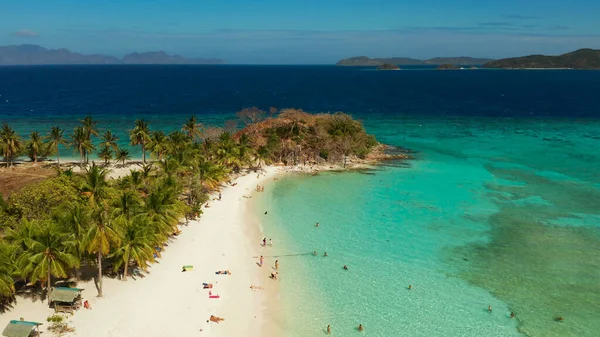 Pequeña isla tópica con playa de arena blanca, vista superior. — Foto de Stock