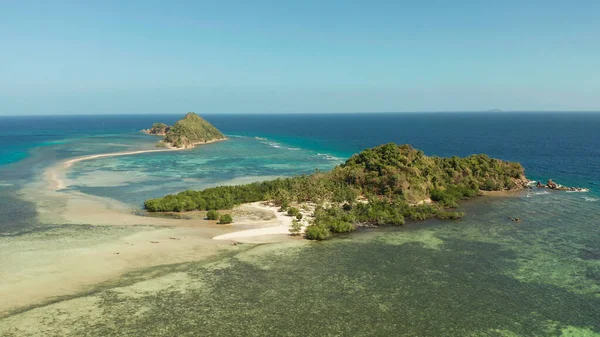 Kumlu plajlı tropik ada, Filipinler, Palawan