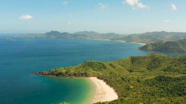 Tropik deniz suyu lagünü ve plaj, Filipinler, El Nido.