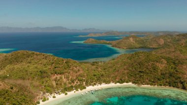 Kumlu plajlı tropik ada, Filipinler, Palawan