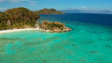 Beyaz kumlu sahili olan küçük bir Torpikal ada..