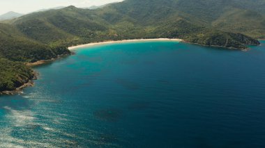 Mavi gölü olan tropik bir ada