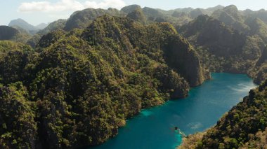 Tropik ada, Filipinler, Coron, Palawan 'daki Kayangan Dağı.