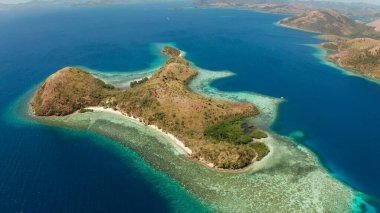 Beyaz kumlu sahili olan küçük bir Torpikal ada..