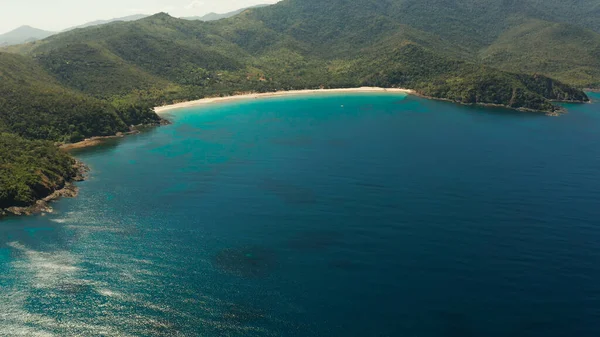 Tropikalna wyspa z błękitną laguną — Zdjęcie stockowe