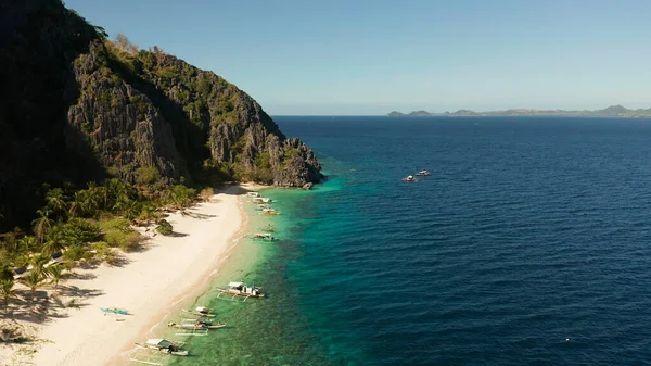 Paisaje marino con playa tropical y mar. — Foto de Stock