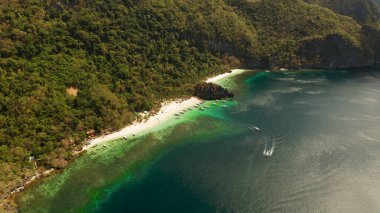 Tropik deniz suyu lagünü ve plaj, Filipinler, El Nido.