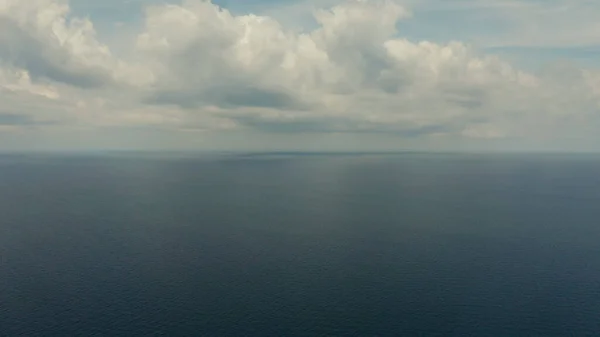 푸른 바다, 구름 과 섬 이 있는 하늘 — 스톡 사진