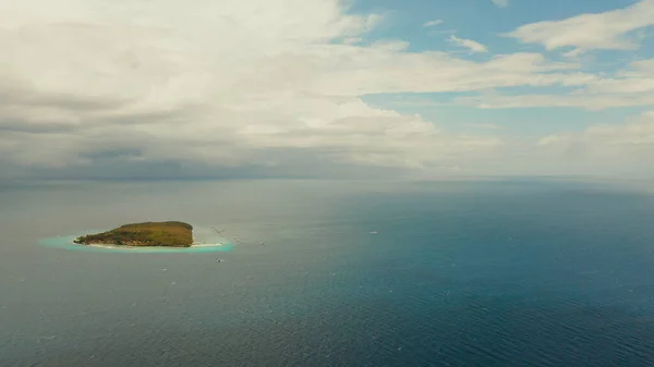 Isla tropical en mar abierto. Isla Sumilon, Filipinas — Foto de Stock