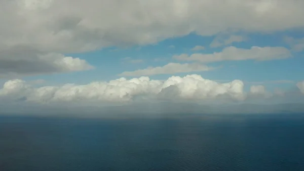 Paisaje marino, mar azul, cielo con nubes e islas — Foto de Stock