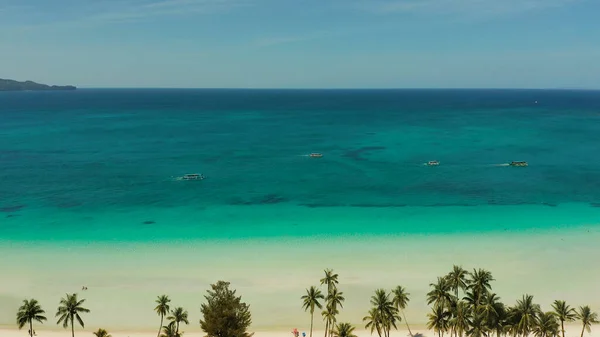 Playa tropical y mar azul claro — Foto de Stock