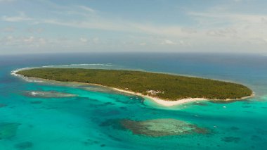 Kumlu plajı ve turistleri olan tropik Daco Adası.