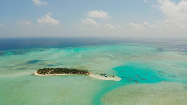 Mercan adasında plajı olan tropik bir ada. Onok Adası Balabac, Filipinler.