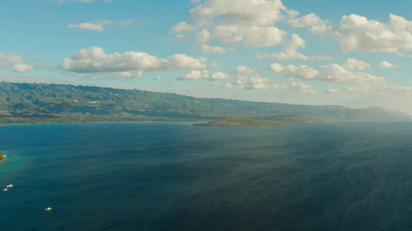 Paisaje marino, isla y cielo con nubes, Cebú, Filipinas. — Foto de Stock