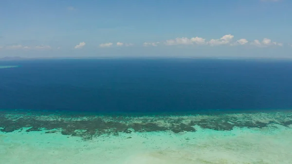 Paisaje marino con arrecife de coral y atolón en el mar azul Balabac, Palawan, Filipinas. — Foto de Stock