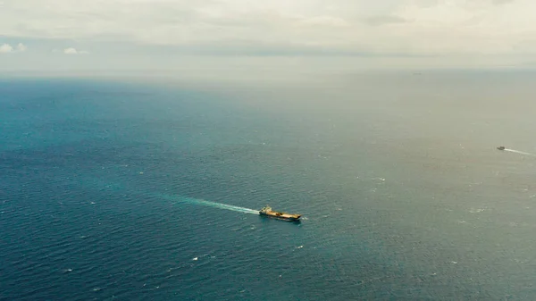 Buque de carga en el mar azul abierto, Filipinas. — Foto de Stock