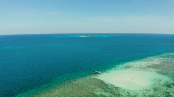 Spiaggia sabbiosa su una barriera corallina. Balabac, Palawan, Filippine. — Foto Stock