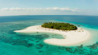 Kumlu bir tropik ada. Balabac, Palawan, Filipinler.