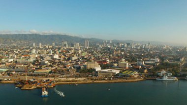 Gökdelenleri ve binaları olan modern şehir Cebu, Filipinler.