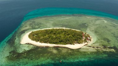 Kumlu bir tropik ada. Mantigue Adası, Filipinler