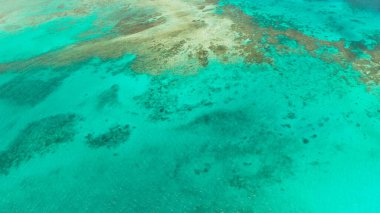 Gölde şeffaf mavi deniz suyu.