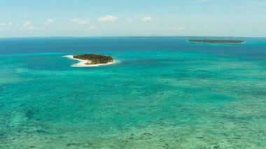 Tropik bir adada güzel bir sahil. Balabac, Palawan, Filipinler.